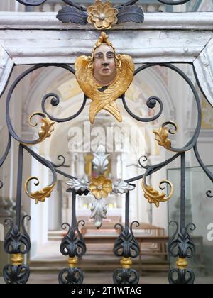 Miniaturkopf in einem barocken schmiedeeisernen Grill im Kloster Schöntal Stockfoto