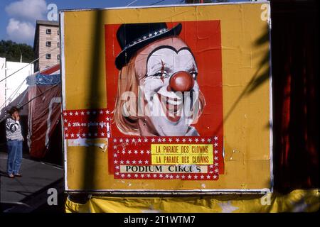 Zirkusplakat mit einem klassischen Clown in einer kleinen Stadt außerhalb von Paris, Frankreich Stockfoto