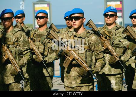 Izmir, Türkei - 30. August 2023: Türkische Kommandosoldaten stehen mit Gewehren in der Hand in der Reihe und warten auf den Beginn der Siegesfeier Stockfoto