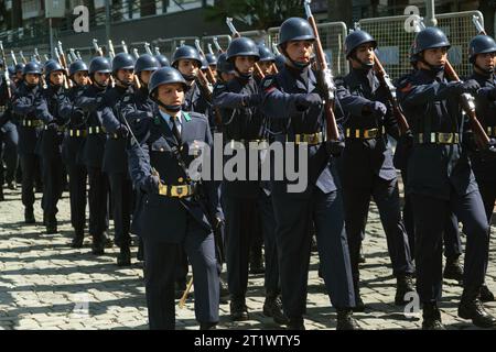 Izmir, Türkei - 30. August 2023: Polizeibeamte in blauen Uniformen stehen zur Aufmerksamkeit und repräsentieren die Zivilverteidigung und die Strafverfolgung während der VI Stockfoto