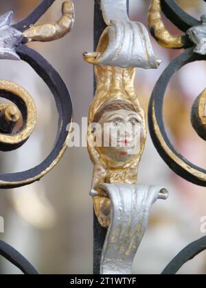 Miniaturkopf in einem barocken schmiedeeisernen Grill im Kloster Schöntal Stockfoto