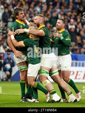 Der Südafrikaner Eben Etzebeth feiert mit seinen Teamkollegen, nachdem er im Viertelfinalspiel der Rugby-Weltmeisterschaft 2023 im Stade de France, Saint-Denis, ihren vierten Versuch erzielt hat. Bilddatum: Sonntag, 15. Oktober 2023. Stockfoto