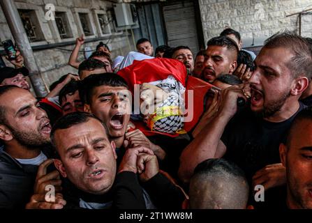 Nablus, Palästina. Oktober 2023. Palästinensische Trauer tragen die Leiche von Akram Dweikat, 17, der bei Zusammenstößen mit israelischen Truppen in der Stadt Nablus im Westjordanland getötet wurde. Quelle: SOPA Images Limited/Alamy Live News Stockfoto