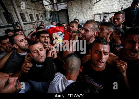 Nablus, Palästina. Oktober 2023. Palästinensische Trauer tragen die Leiche von Akram Dweikat, 17, der bei Zusammenstößen mit israelischen Truppen in der Stadt Nablus im Westjordanland getötet wurde. Quelle: SOPA Images Limited/Alamy Live News Stockfoto