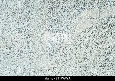 Gebrochenes verstärktes, gehärtetes oder laminiertes Glas zu kleinen Stücken wie Mosaik. Rissiges Glas auf weißem Hintergrund. Hochauflösende abstrakte Textur Stockfoto