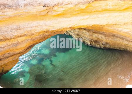 Benagil Höhle an der Algarve von oben nach unten. Lagos, Carvoeiro, Algarve, Portugal Stockfoto