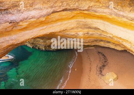 Benagil Höhle an der Algarve von oben nach unten. Lagos, Carvoeiro, Algarve, Portugal Stockfoto