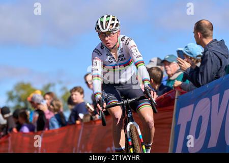 Waterloo, USA. Oktober 2023. Der niederländische Fahrer FEM van Empel wurde am 15. Oktober 2023 während des UCI World Cup Cyclocross Wettbewerbs in Waterloo, Wisconsin, USA, im Einsatz gezeigt. (Foto: Bill Schieken/SIPA USA) Credit: SIPA USA/Alamy Live News Stockfoto