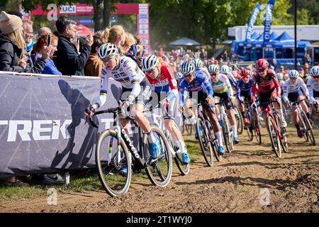 Waterloo, USA. Oktober 2023. Der niederländische Fahrer FEM van Empel wurde am 15. Oktober 2023 während des UCI World Cup Cyclocross Wettbewerbs in Waterloo, Wisconsin, USA, im Einsatz gezeigt. (Foto: Bill Schieken/SIPA USA) Credit: SIPA USA/Alamy Live News Stockfoto