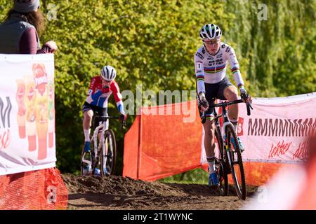 Waterloo, USA. Oktober 2023. Der niederländische Fahrer FEM van Empel wurde am 15. Oktober 2023 während des UCI World Cup Cyclocross Wettbewerbs in Waterloo, Wisconsin, USA, im Einsatz gezeigt. (Foto: Bill Schieken/SIPA USA) Credit: SIPA USA/Alamy Live News Stockfoto