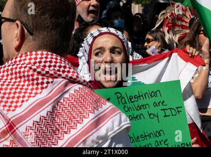 Austin, Texas, USA. 15. Oktober 2023: Der Verkehr vor dem Texas Capitol wird gestoppt, da 250 Menschen während eines pro-Palästina-marsches zum Texas Capitol in der Innenstadt zusammentreffen. Beamte des DPS (DPS) von Texas behielten die Veranstaltung aufmerksam im Auge, während sie einige pro-israelische Demonstranten von den palästinensischen Unterstützern bei der größtenteils friedlichen Veranstaltung trennten. ©Bob Daemmrich Stockfoto