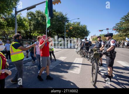 Austin, Texas, USA. 15. Oktober 2023: Palästinensische Demonstranten werden vom Texas Capitol durch eine Polizeilinie blockiert, während 250 Menschen während eines pro-palästinensischen marsches zum Texas Capitol zusammentreffen. ©Bob Daemmrich Stockfoto