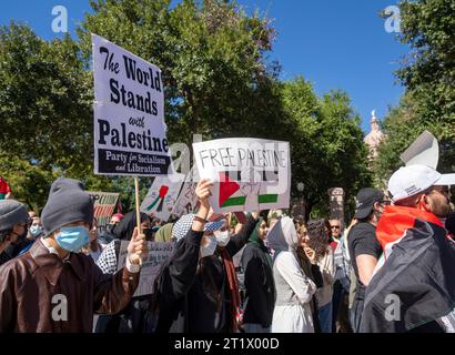 Austin, Texas, USA. 15. Oktober 2023: Der Verkehr vor dem Texas Capitol wird gestoppt, da 250 Menschen während eines pro-Palästina-marsches zum Texas Capitol in der Innenstadt zusammentreffen. Beamte des DPS (DPS) von Texas behielten die Veranstaltung aufmerksam im Auge, während sie einige pro-israelische Demonstranten von den palästinensischen Unterstützern bei der größtenteils friedlichen Veranstaltung trennten. ©Bob Daemmrich Stockfoto