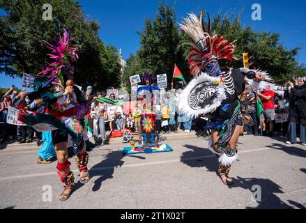 Austin, Texas, USA. Oktober 2023. Azteca-Tänzer von „Danza Ollinyollotl“, einer indigenen Gruppe der University of Texas, treten vor dem Texas Capitol auf. ©Bob Daemmrich Stockfoto