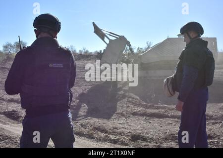 Velyka Oleksandrivka, Ukraine. Oktober 2023. Ukrainische Säfer betreiben das unbemannte Minenfahrzeug während der Minenräumung in Velyka Oleksandrivka. Im März 2022 wurde Velyka Oleksandrivka von russischen Truppen besetzt. Am 4. Oktober 2022 erlangten die ukrainischen Behörden die Kontrolle über die Siedlung während der südlichen Gegenoffensive. Vom Krieg erschütterter Norden Kiews, Sumy, Tschernihiw, Südmykolajew, Zaporischschhia, Cherson, Ostcharkow, Luhansk und Donezk sind laut dem staatlichen Notdienst der Ukraine die am meisten geförderten Regionen. Es dauert mindestens zehn Jahre, diese Bereiche zu räumen. (Cr Stockfoto