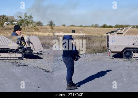 Velyka Oleksandrivka, Ukraine. Oktober 2023. Ein ukrainischer Sapper betreibt das unbemannte Minenfahrzeug während der Minenräumung in Velyka Oleksandrivka. Im März 2022 wurde Velyka Oleksandrivka von russischen Truppen besetzt. Am 4. Oktober 2022 erlangten die ukrainischen Behörden die Kontrolle über die Siedlung während der südlichen Gegenoffensive. Vom Krieg erschütterter Norden Kiews, Sumy, Tschernihiw, Südmykolajew, Zaporischschhia, Cherson, Ostcharkow, Luhansk und Donezk sind laut dem staatlichen Notdienst der Ukraine die am meisten geförderten Regionen. Es dauert mindestens zehn Jahre, diese Bereiche zu räumen. ( Stockfoto