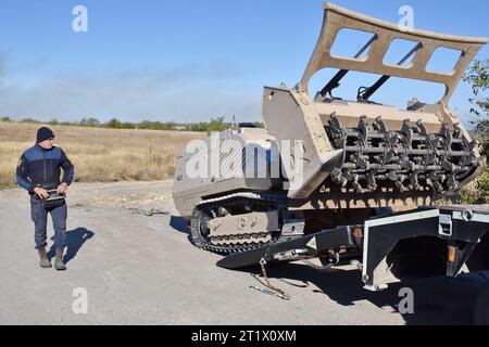 Velyka Oleksandrivka, Ukraine. Oktober 2023. Ein ukrainischer Sapper betreibt das unbemannte Minenfahrzeug während der Minenräumung in Velyka Oleksandrivka. Im März 2022 wurde Velyka Oleksandrivka von russischen Truppen besetzt. Am 4. Oktober 2022 erlangten die ukrainischen Behörden die Kontrolle über die Siedlung während der südlichen Gegenoffensive. Vom Krieg erschütterter Norden Kiews, Sumy, Tschernihiw, Südmykolajew, Zaporischschhia, Cherson, Ostcharkow, Luhansk und Donezk sind laut dem staatlichen Notdienst der Ukraine die am meisten geförderten Regionen. Es dauert mindestens zehn Jahre, diese Bereiche zu räumen. ( Stockfoto