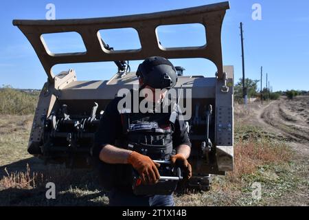 Velyka Oleksandrivka, Ukraine. Oktober 2023. Ein ukrainischer Sapper betreibt das unbemannte Minenfahrzeug während der Minenräumung in Velyka Oleksandrivka. Im März 2022 wurde Velyka Oleksandrivka von russischen Truppen besetzt. Am 4. Oktober 2022 erlangten die ukrainischen Behörden die Kontrolle über die Siedlung während der südlichen Gegenoffensive. Vom Krieg erschütterter Norden Kiews, Sumy, Tschernihiw, Südmykolajew, Zaporischschhia, Cherson, Ostcharkow, Luhansk und Donezk sind laut dem staatlichen Notdienst der Ukraine die am meisten geförderten Regionen. Es dauert mindestens zehn Jahre, diese Bereiche zu räumen. ( Stockfoto