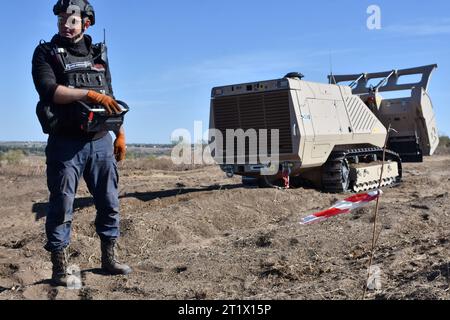 Velyka Oleksandrivka, Ukraine. Oktober 2023. Ein ukrainischer Sapper betreibt das unbemannte Minenfahrzeug während der Minenräumung in Velyka Oleksandrivka. Im März 2022 wurde Velyka Oleksandrivka von russischen Truppen besetzt. Am 4. Oktober 2022 erlangten die ukrainischen Behörden die Kontrolle über die Siedlung während der südlichen Gegenoffensive. Vom Krieg erschütterter Norden Kiews, Sumy, Tschernihiw, Südmykolajew, Zaporischschhia, Cherson, Ostcharkow, Luhansk und Donezk sind laut dem staatlichen Notdienst der Ukraine die am meisten geförderten Regionen. Es dauert mindestens zehn Jahre, diese Bereiche zu räumen. ( Stockfoto