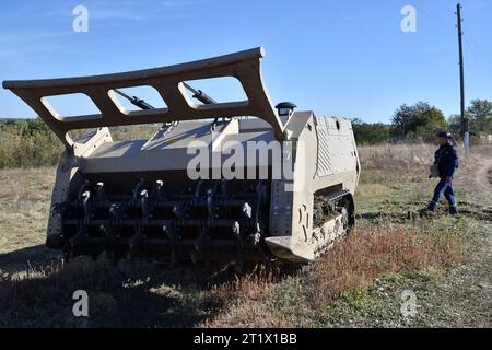 Velyka Oleksandrivka, Ukraine. Oktober 2023. Ein ukrainischer Sapper betreibt das unbemannte Minenfahrzeug während der Minenräumung in Velyka Oleksandrivka. Im März 2022 wurde Velyka Oleksandrivka von russischen Truppen besetzt. Am 4. Oktober 2022 erlangten die ukrainischen Behörden die Kontrolle über die Siedlung während der südlichen Gegenoffensive. Vom Krieg erschütterter Norden Kiews, Sumy, Tschernihiw, Südmykolajew, Zaporischschhia, Cherson, Ostcharkow, Luhansk und Donezk sind laut dem staatlichen Notdienst der Ukraine die am meisten geförderten Regionen. Es dauert mindestens zehn Jahre, diese Bereiche zu räumen. ( Stockfoto