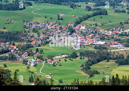 Saulgrub ist eine Gemeinde im oberbayerischen Landkreis Garmisch-Partenkirchen. Die Gemeinde liegt in der Region Oberland und im Naturpark Ammergauer Alpen. Saulgrub *** Saulgrub ist eine Gemeinde im oberbayerischen Landkreis Garmisch Partenkirchen die Gemeinde liegt im Oberland und im Naturpark Ammergauer Alpen Saulgrub Credit: Imago/Alamy Live News Stockfoto
