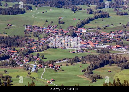 Saulgrub ist eine Gemeinde im oberbayerischen Landkreis Garmisch-Partenkirchen. Die Gemeinde liegt in der Region Oberland und im Naturpark Ammergauer Alpen. Saulgrub *** Saulgrub ist eine Gemeinde im oberbayerischen Landkreis Garmisch Partenkirchen die Gemeinde liegt im Oberland und im Naturpark Ammergauer Alpen Saulgrub Credit: Imago/Alamy Live News Stockfoto