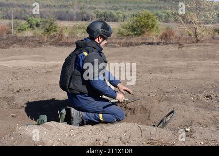 Velyka Oleksandrivka, Ukraine. Oktober 2023. Ein ukrainischer Sapper, der während der Minenräumung in Velyka Oleksandrivka gesehen wurde. Im März 2022 wurde Velyka Oleksandrivka von russischen Truppen besetzt. Am 4. Oktober 2022 erlangten die ukrainischen Behörden die Kontrolle über die Siedlung während der südlichen Gegenoffensive. Vom Krieg erschütterter Norden Kiews, Sumy, Tschernihiw, Südmykolajew, Zaporischschhia, Cherson, Ostcharkow, Luhansk und Donezk sind laut dem staatlichen Notdienst der Ukraine die am meisten geförderten Regionen. Es dauert mindestens zehn Jahre, diese Bereiche zu räumen. (Bild: © Andriy Andriyenko/ Stockfoto