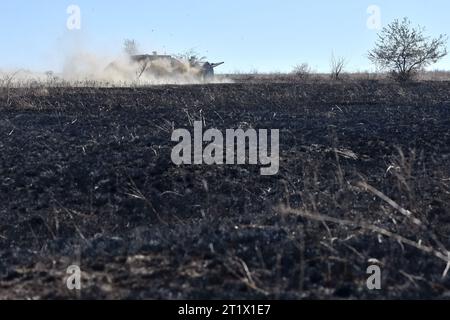 Velyka Oleksandrivka, Ukraine. Oktober 2023. Das unbemannte Minenfahrzeug, das während der Minenräumung in Velyka Oleksandrivka gesehen wurde. Im März 2022 wurde Velyka Oleksandrivka von russischen Truppen besetzt. Am 4. Oktober 2022 erlangten die ukrainischen Behörden die Kontrolle über die Siedlung während der südlichen Gegenoffensive. Vom Krieg erschütterter Norden Kiews, Sumy, Tschernihiw, Südmykolajew, Zaporischschhia, Cherson, Ostcharkow, Luhansk und Donezk sind laut dem staatlichen Notdienst der Ukraine die am meisten geförderten Regionen. Es dauert mindestens zehn Jahre, diese Bereiche zu räumen. (Kreditbild: © Andriy Stockfoto