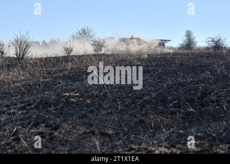 Velyka Oleksandrivka, Ukraine. Oktober 2023. Das unbemannte Minenfahrzeug, das während der Minenräumung in Velyka Oleksandrivka gesehen wurde. Im März 2022 wurde Velyka Oleksandrivka von russischen Truppen besetzt. Am 4. Oktober 2022 erlangten die ukrainischen Behörden die Kontrolle über die Siedlung während der südlichen Gegenoffensive. Vom Krieg erschütterter Norden Kiews, Sumy, Tschernihiw, Südmykolajew, Zaporischschhia, Cherson, Ostcharkow, Luhansk und Donezk sind laut dem staatlichen Notdienst der Ukraine die am meisten geförderten Regionen. Es dauert mindestens zehn Jahre, diese Bereiche zu räumen. (Kreditbild: © Andriy Stockfoto