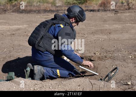 Velyka Oleksandrivka, Ukraine. Oktober 2023. Ein ukrainischer Sapper, der während der Minenräumung in Velyka Oleksandrivka gesehen wurde. Im März 2022 wurde Velyka Oleksandrivka von russischen Truppen besetzt. Am 4. Oktober 2022 erlangten die ukrainischen Behörden die Kontrolle über die Siedlung während der südlichen Gegenoffensive. Vom Krieg erschütterter Norden Kiews, Sumy, Tschernihiw, Südmykolajew, Zaporischschhia, Cherson, Ostcharkow, Luhansk und Donezk sind laut dem staatlichen Notdienst der Ukraine die am meisten geförderten Regionen. Es dauert mindestens zehn Jahre, diese Bereiche zu räumen. (Bild: © Andriy Andriyenko/ Stockfoto