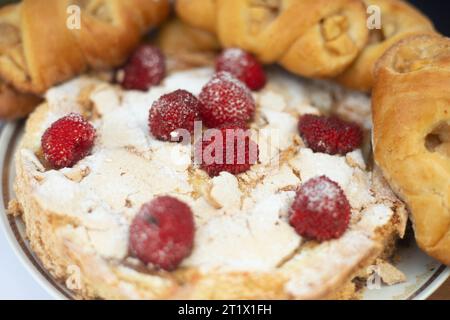 Kuchen mit Beeren. Apfelkuchen mit Erdbeeren. Süßes Essen. Mehlgebäck. Stockfoto