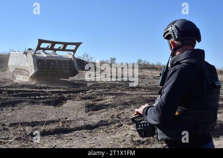 Velyka Oleksandrivka, Ukraine. Oktober 2023. Ein ukrainischer Sapper betreibt das unbemannte Minenfahrzeug während der Minenräumung in Velyka Oleksandrivka. Im März 2022 wurde Velyka Oleksandrivka von russischen Truppen besetzt. Am 4. Oktober 2022 erlangten die ukrainischen Behörden die Kontrolle über die Siedlung während der südlichen Gegenoffensive. Vom Krieg erschütterter Norden Kiews, Sumy, Tschernihiw, Südmykolajew, Zaporischschhia, Cherson, Ostcharkow, Luhansk und Donezk sind laut dem staatlichen Notdienst der Ukraine die am meisten geförderten Regionen. Es dauert mindestens zehn Jahre, diese Bereiche zu räumen. ( Stockfoto