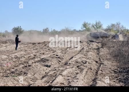 Velyka Oleksandrivka, Ukraine. Oktober 2023. Ein ukrainischer Sapper betreibt das unbemannte Minenfahrzeug während der Minenräumung in Velyka Oleksandrivka. Im März 2022 wurde Velyka Oleksandrivka von russischen Truppen besetzt. Am 4. Oktober 2022 erlangten die ukrainischen Behörden die Kontrolle über die Siedlung während der südlichen Gegenoffensive. Vom Krieg erschütterter Norden Kiews, Sumy, Tschernihiw, Südmykolajew, Zaporischschhia, Cherson, Ostcharkow, Luhansk und Donezk sind laut dem staatlichen Notdienst der Ukraine die am meisten geförderten Regionen. Es dauert mindestens zehn Jahre, diese Bereiche zu räumen. ( Stockfoto