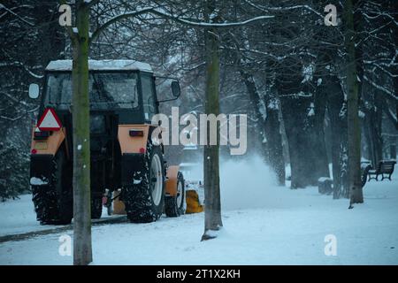 Schneeräummaschine im Stadtpark im Winter in Prag, Tschechische Republik. Stockfoto