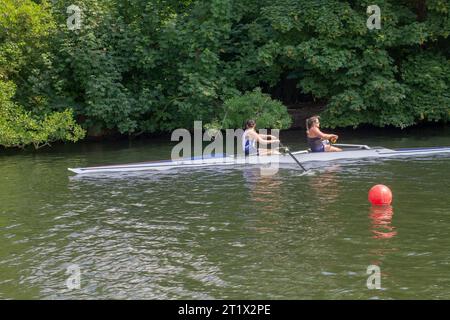 14. Juni 23 weibliche Paare mit Schädelrudern im Training auf dem Fluss Henley-on-Thames in Oxfordshire, in Vorbereitung auf die Royal Regatta Stockfoto