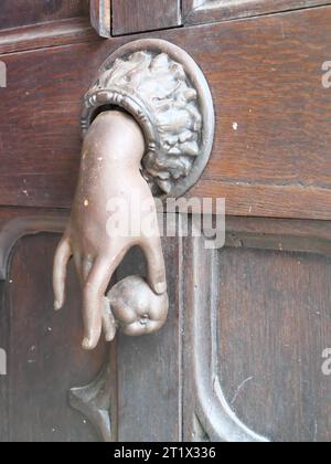 Historischer Bronzetürklopfer am Eingangstor zum Schloss Götz von Berlichingen in Jagsthausen Stockfoto