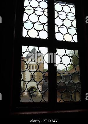 Blick durch bleiverglaste Fenster auf den Innenhof des Schlosses Götzenburg in Jagsthausen Stockfoto