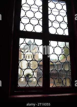 Blick durch bleiverglaste Fenster auf den Innenhof des Schlosses Götzenburg in Jagsthausen Stockfoto