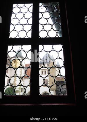 Blick durch bleiverglaste Fenster auf den Innenhof des Schlosses Götzenburg in Jagsthausen Stockfoto