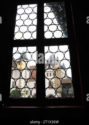 Blick durch bleiverglaste Fenster auf den Innenhof des Schlosses Götzenburg in Jagsthausen Stockfoto