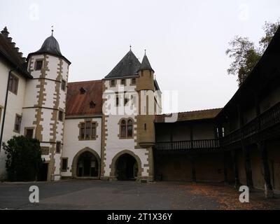 Innenhof mit Zinnen im Schloss Götzenburg in Jagsthausen Stockfoto