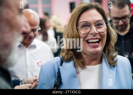 Malgorzata Kidawa-Blonska, Mitglied der Bürgerplattform, lächelt während der Wahlnacht nach der Bekanntgabe der Wahlergebnisse. Der polnische Oppositionsführer Donald Tusk sagte in der Wahlnacht, dass drei Oppositionsparteien genügend Stimmen hätten, um die Parlamentswahlen am Sonntag zu gewinnen, nachdem eine Austrittsumfrage prognostizierte, dass sie genug gemeinsame Unterstützung hätten, um das herrschende Gesetz und die Gerechtigkeit zu verdrängen. Die Ipsos-Ausstiegsbefragung ergab, dass die Bürgerkoalition 31, 6 % der Stimmen gewonnen hat, die Opposition in der dritten Richtung 13 % der Stimmen hat und die neue Linke 8, 6 %, während das Gesetz und die Gerechtigkeit 36, 8 % gewonnen haben. (Foto von Attila Husejnow Stockfoto