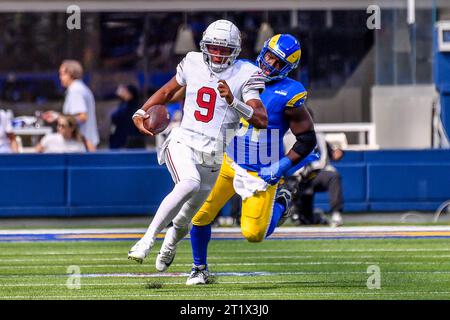 Inglewood, CA. Oktober 2023. Joshua Dobbs (9), Quarterback der Arizona Cardinals, läuft im ersten Quartal während des NFL-Fußballspiels gegen die Arizona Cardinals. Pflichtfoto: Louis Lopez/Cal Sport Media/Alamy Live News Stockfoto