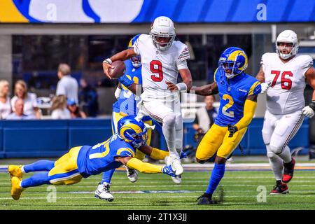 Inglewood, CA. Oktober 2023. Joshua Dobbs (9), Quarterback der Arizona Cardinals, läuft im ersten Quartal während des NFL-Fußballspiels gegen die Arizona Cardinals. Pflichtfoto: Louis Lopez/Cal Sport Media/Alamy Live News Stockfoto