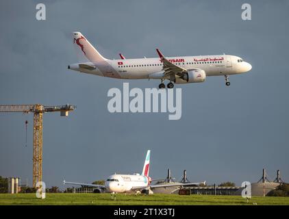 Tunisair, Airbus A320neo, TS-IMA, bei der Landung auf dem Flughafen Düsseldorf International, Eurowings Airbus wartet auf den Start, Flughafen DUS *** Tunisair, Airbus A320neo, TS IMA, Landung am Flughafen Düsseldorf International, Eurowings Airbus wartet auf den Start, DUS Airport Credit: Imago/Alamy Live News Stockfoto