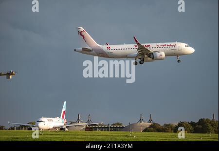 Tunisair, Airbus A320neo, TS-IMA, bei der Landung auf dem Flughafen Düsseldorf International, Eurowings Airbus wartet auf den Start, Flughafen DUS *** Tunisair, Airbus A320neo, TS IMA, Landung am Flughafen Düsseldorf International, Eurowings Airbus wartet auf den Start, DUS Airport Credit: Imago/Alamy Live News Stockfoto