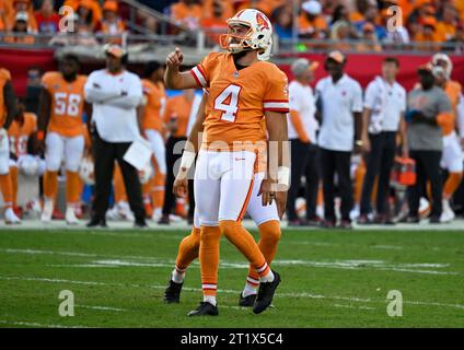 Tampa, Usa. Oktober 2023. Chase McLaughlin (4) beobachtet sein Tor gegen die Detroit Lions während der ersten Halbzeit im Raymond James Stadium in Tampa, Florida am Sonntag, den 15. Oktober 2023. Foto: Steve Nesius/UPI Credit: UPI/Alamy Live News Stockfoto