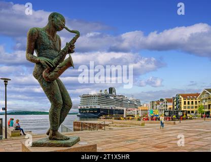 HAL Rotterdam dockte in Molde Norwegen an der Statue des Jazz Festivals an Stockfoto