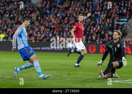 Oslo, Norwegen 15. Oktober 2023 Alvaro Morata aus Spanien und Atletico de Madrid manövrieren den Ball während der Qualifikation zur UEFA-Europameisterschaft 2024 Gruppe A Spiel zwischen Norwegen und Spanien im Ullevaal-Stadion in Oslo, Norwegen Credit: Nigel Waldron/Alamy Live News Stockfoto