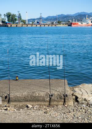 Angelruten am Meer. Angeln. Warten auf einen Biss. Grundfischen. Ruten ohne Fischer Stockfoto